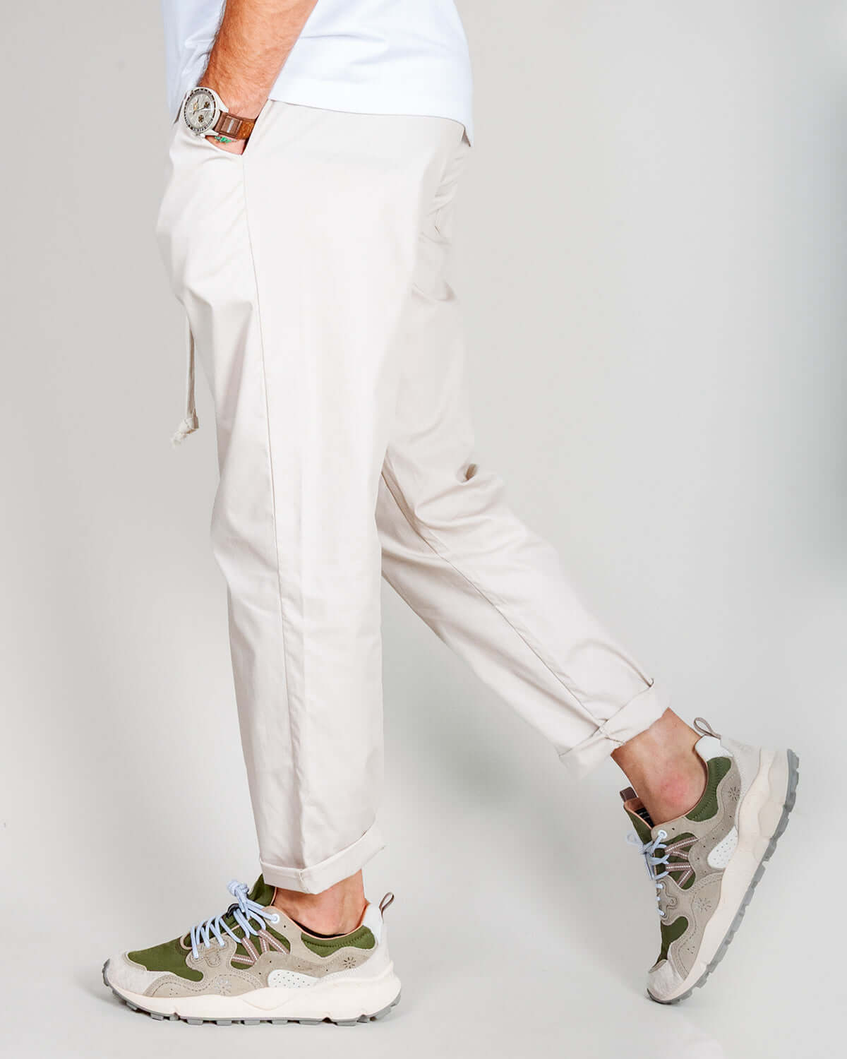 Pantalaccio 100% Cotone Leggerissimo 1921 Store Uomo Art. TENERIFE worn with stylish sneakers.