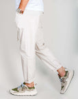 Pantalaccio 100% Cotone Leggerissimo 1921 Store Uomo Art. TENERIFE worn with stylish sneakers.