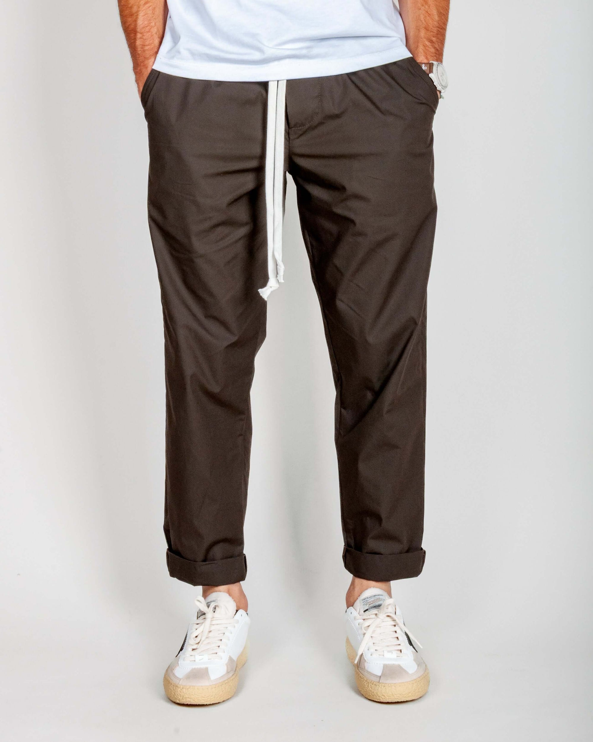 Pantalaccio 100% Cotone Leggerissimo 1921 Store Uomo Art. TENERIFE in brown with rolled cuffs and drawstring.