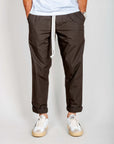 Pantalaccio 100% Cotone Leggerissimo 1921 Store Uomo Art. TENERIFE in brown with rolled cuffs and drawstring.