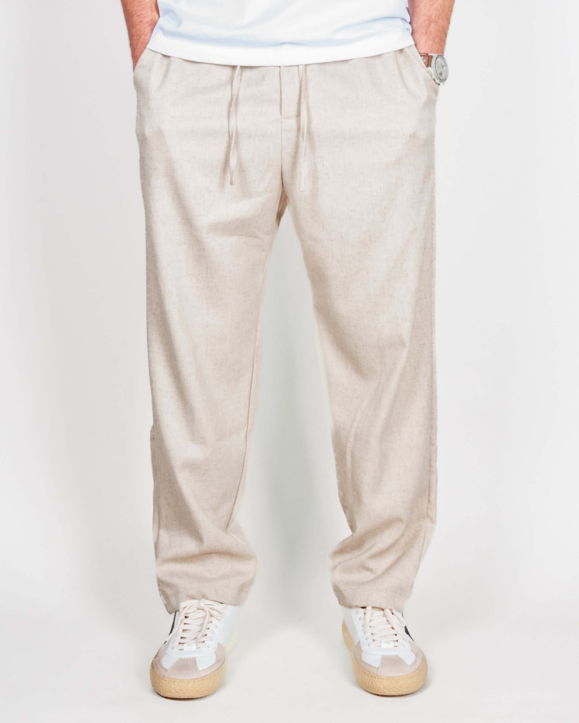 Pantalaccio misto lino Uomo Imperial Art in beige, taglia L, indossato da un uomo con sneakers bianche.