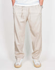 Pantalaccio misto lino Uomo Imperial Art in beige, taglia L, indossato da un uomo con sneakers bianche.