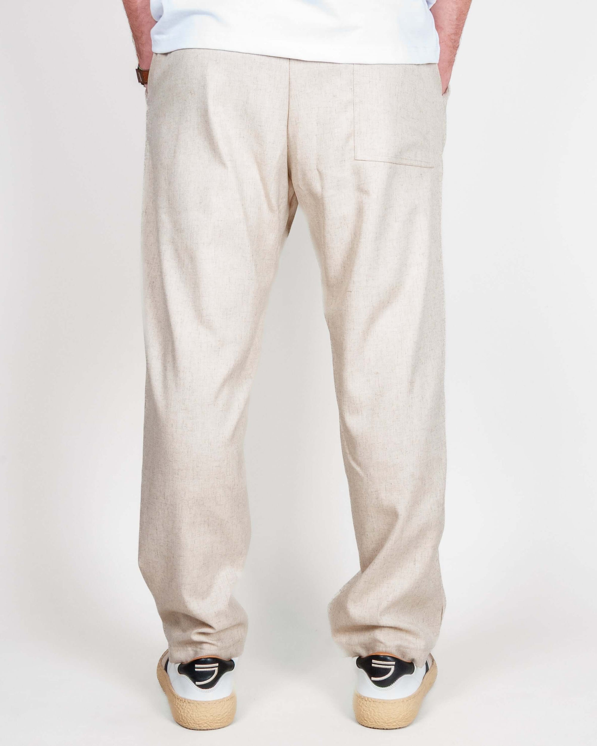 Pantalaccio misto lino Uomo Imperial Art P89793XU7 indossato da uomo di schiena con pantaloni chiari e sneakers.