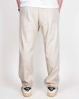 Pantalaccio misto lino Uomo Imperial Art P89793XU7 indossato da uomo di schiena con pantaloni chiari e sneakers.