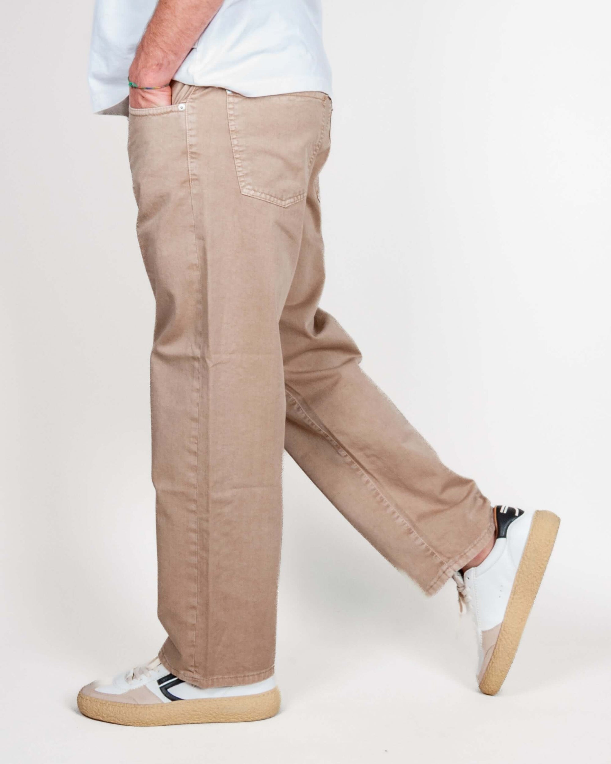 Pantalone 5 tasche in cotone I'm Brian indossato da modello, taglia 32, 100% cotone, colore beige.