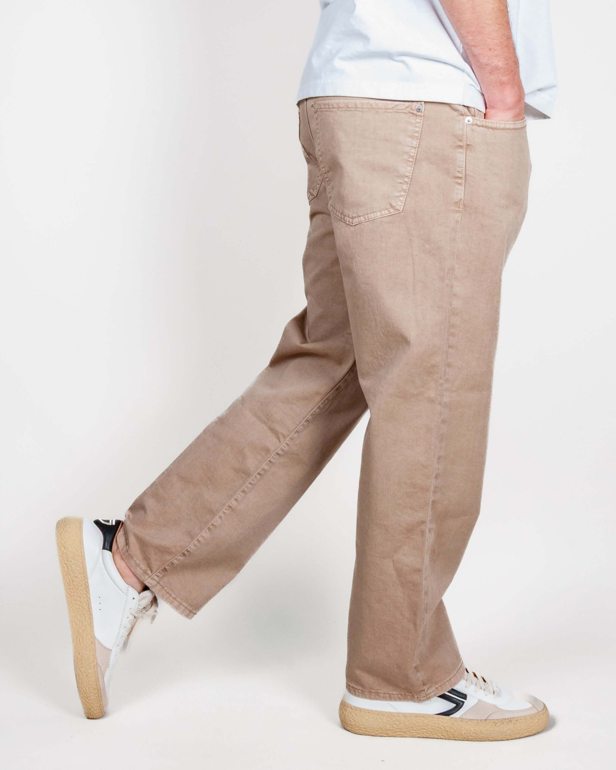 Pantalone 5 tasche in cotone I'm Brian indossato da un modello con scarpe bianche, taglia 32.