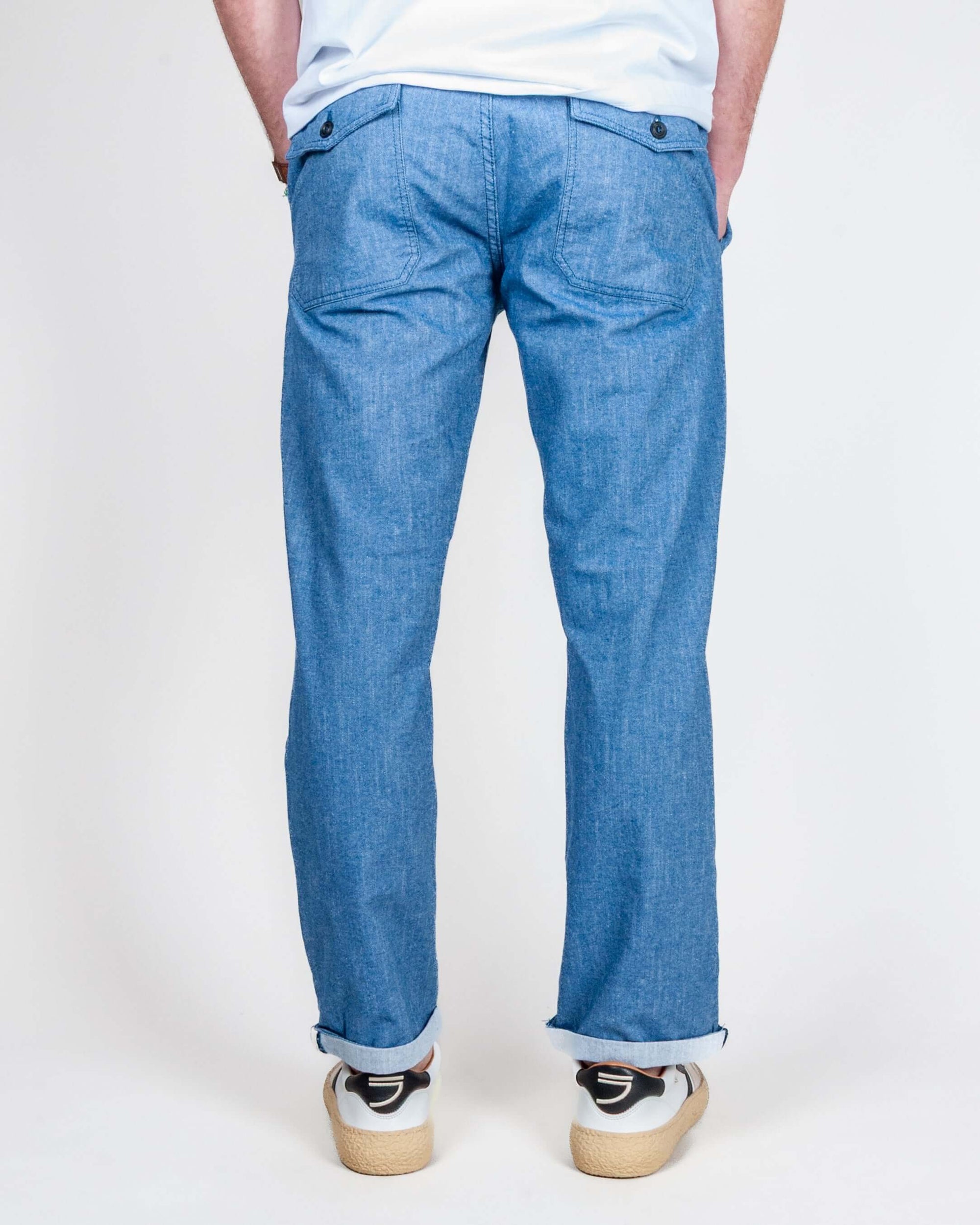 Pantalone Fatigue Tela Clark worn by model from the back, featuring a relaxed fit and 100% cotton fabric.