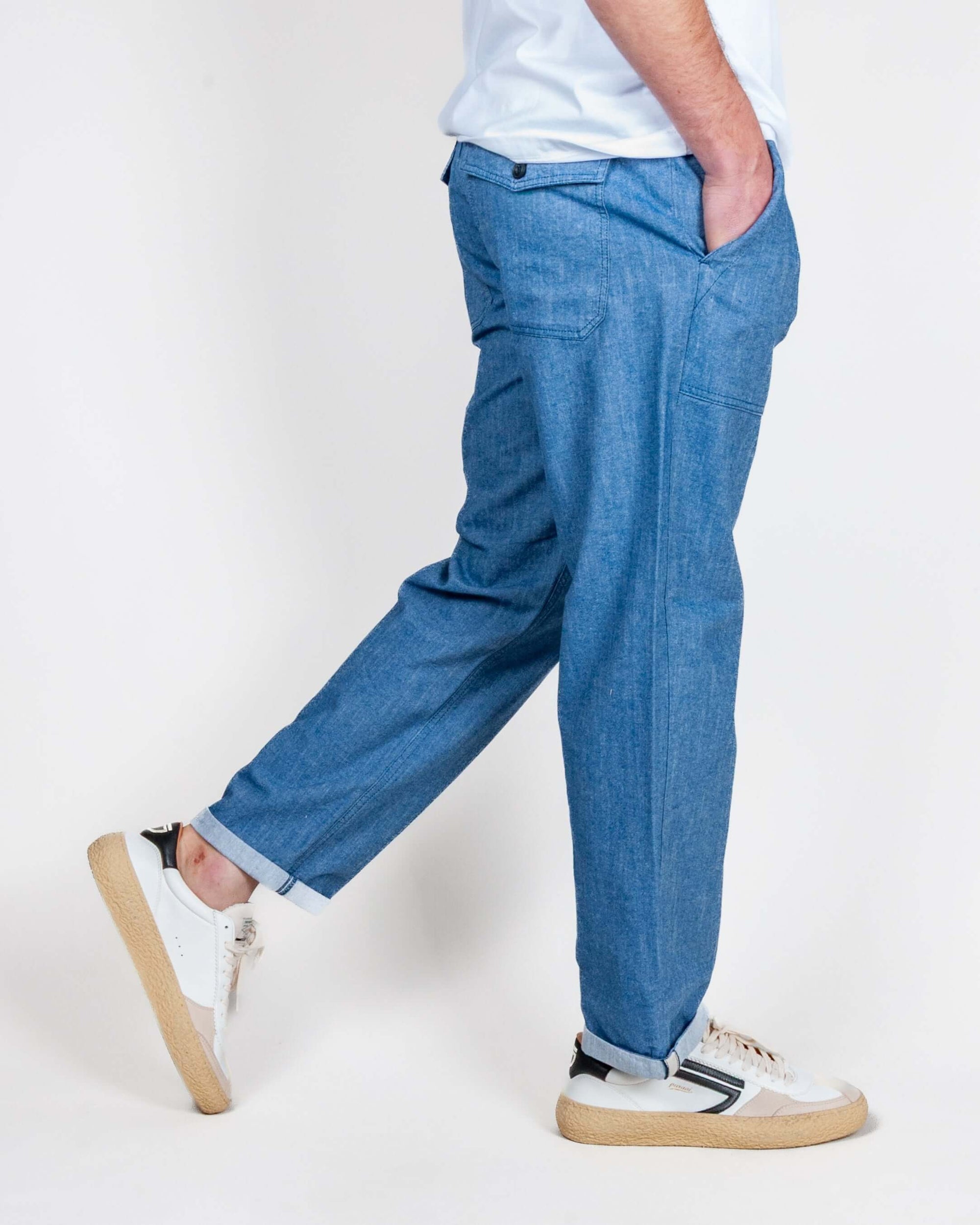 Pantalone Fatigue Tela Clark indossato da un modello, in tessuto 100% cotone, taglia 48.