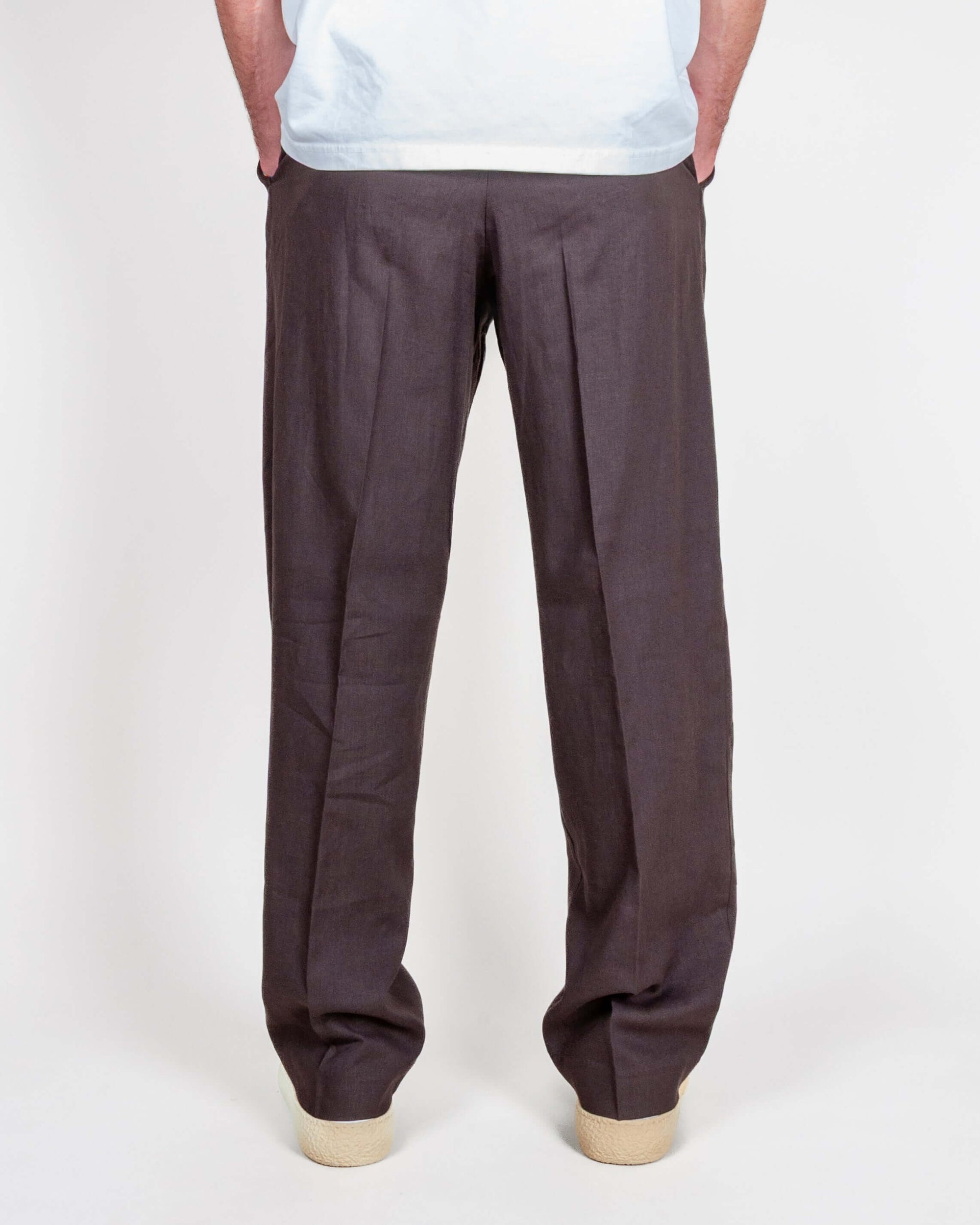 Pantalone con pince fondo ampio in misto lino I'm Brian Art, modello indossa taglia 48, pantalone misto lino ampio.