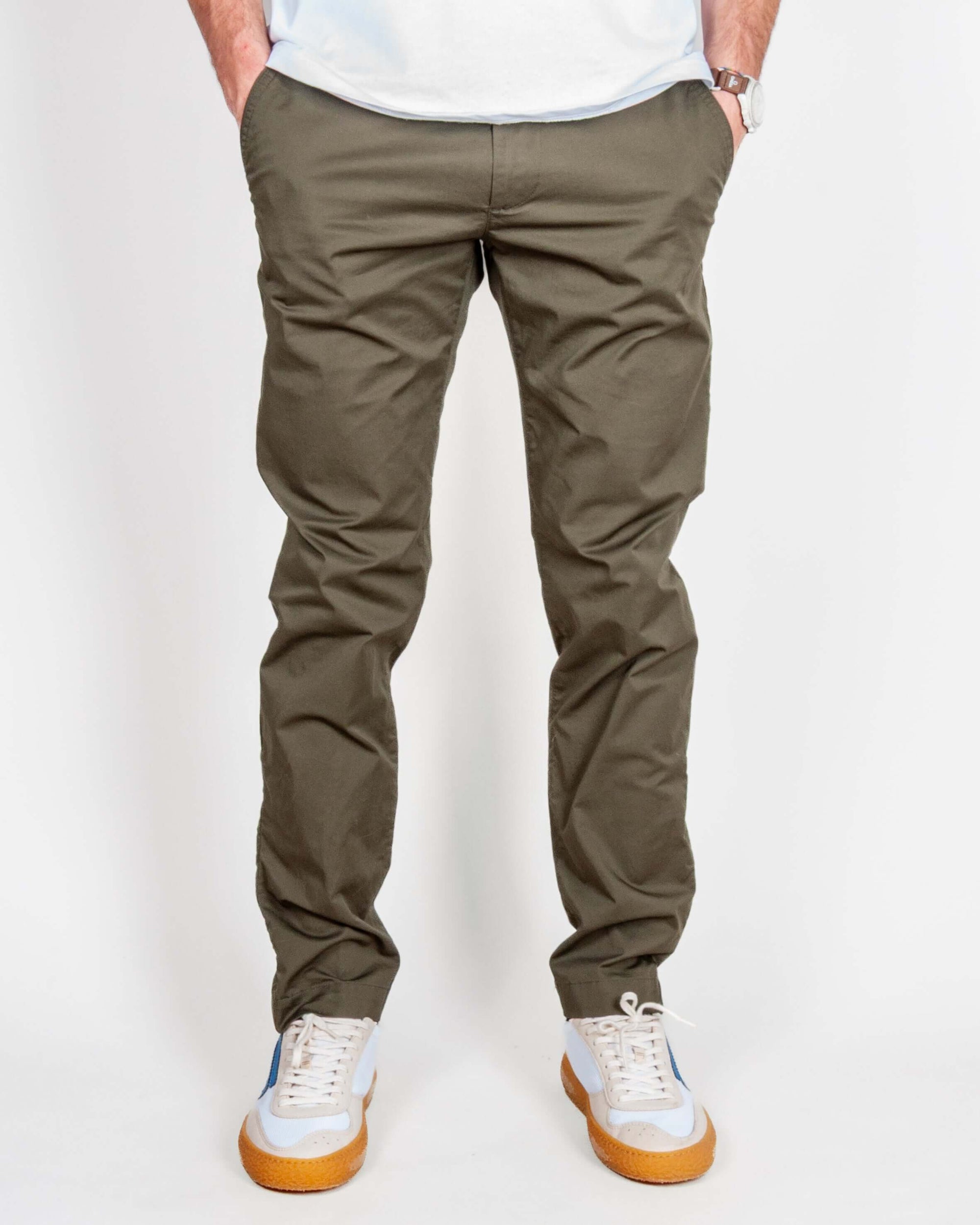 Pantalone slim fit cotone Officina 36 Leni Uomo Art. 02580A0213 indossato da modello con scarpe bianche e suola marrone.