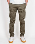 Pantalone slim fit cotone Officina 36 Leni Uomo Art. 02580A0213 indossato da modello con scarpe bianche e suola marrone.