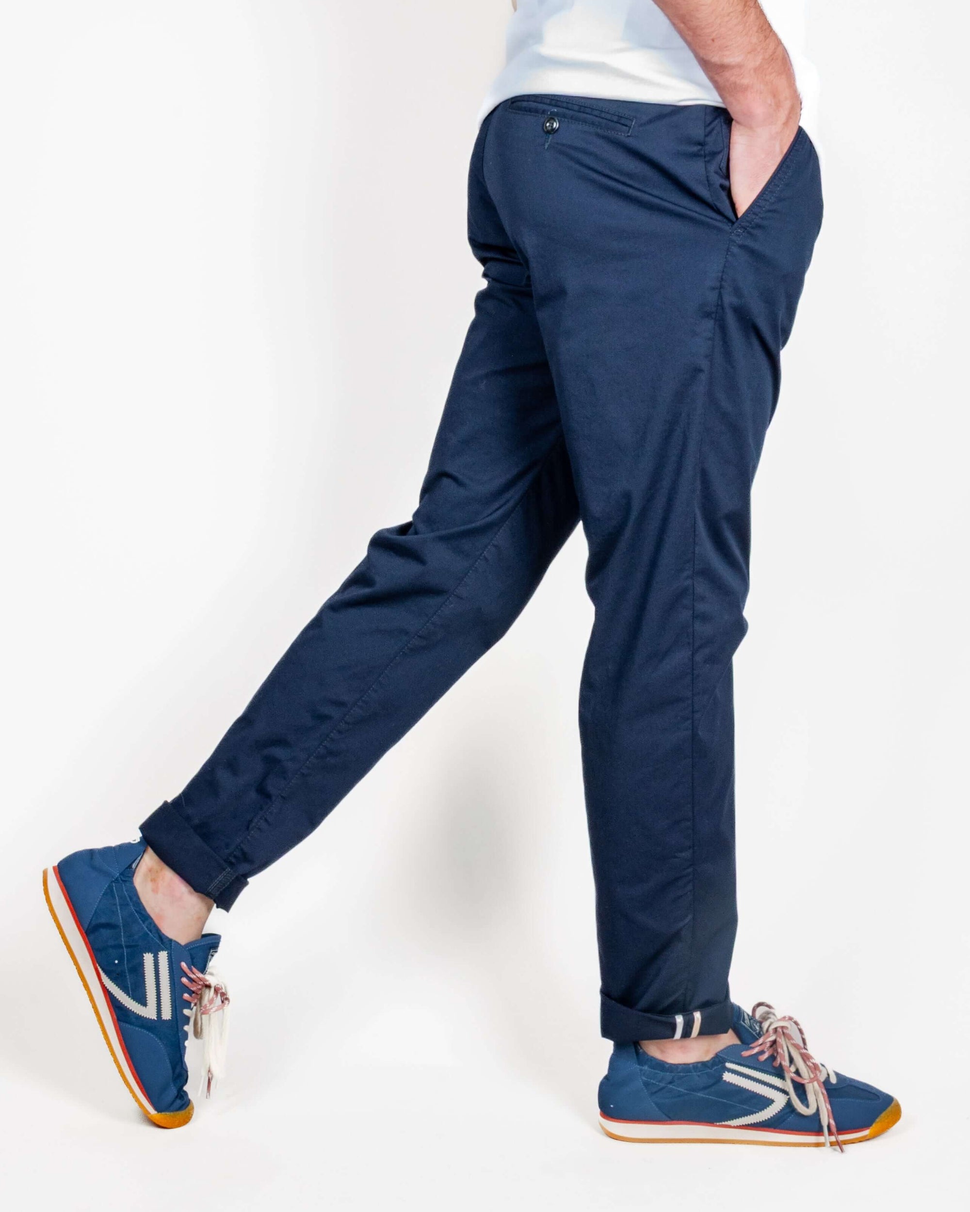 Pantalone slim fit cotone Officina 36 Leni Uomo Art. 02580A0213 indossato da un uomo in movimento.