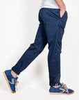 Pantalone slim fit cotone Officina 36 Leni Uomo Art. 02580A0213 indossato da un uomo in movimento.