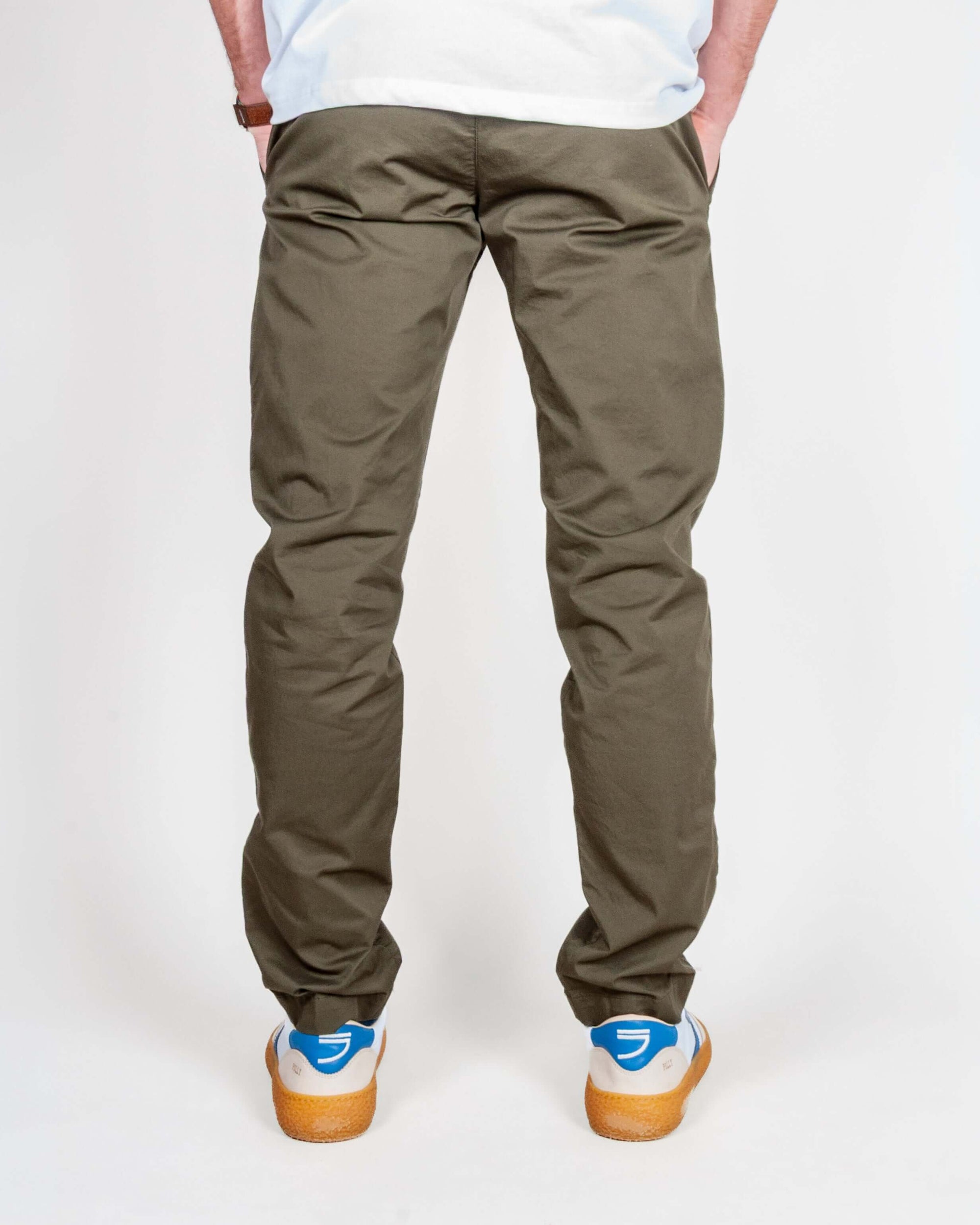 Pantalone slim fit cotone Officina 36 Leni Uomo Art. 02580A0213 visto da dietro, indossato da un uomo.