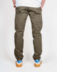 Pantalone slim fit cotone Officina 36 Leni Uomo Art. 02580A0213 visto da dietro, indossato da un uomo.