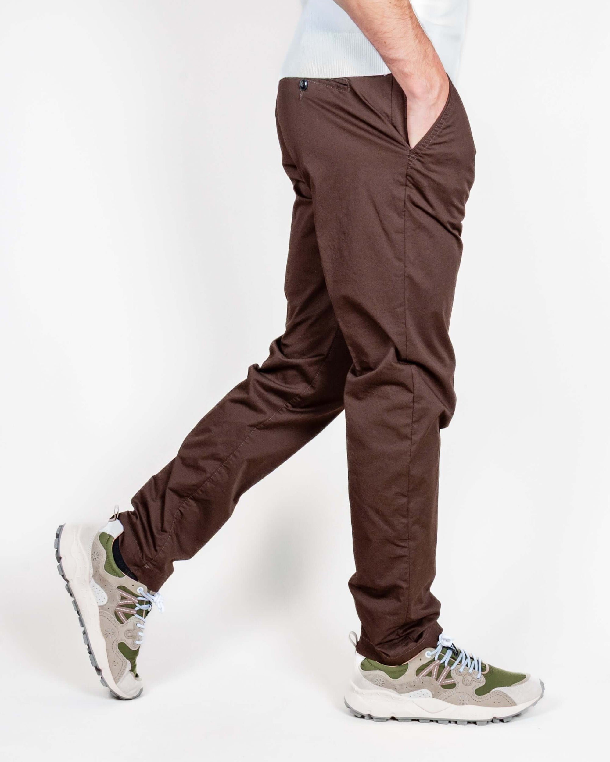 Pantalone slim fit cotone Officina 36 indossato da uomo in taglia 48, colore marrone.