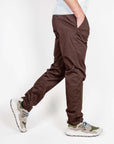 Pantalone slim fit cotone Officina 36 indossato da uomo in taglia 48, colore marrone.