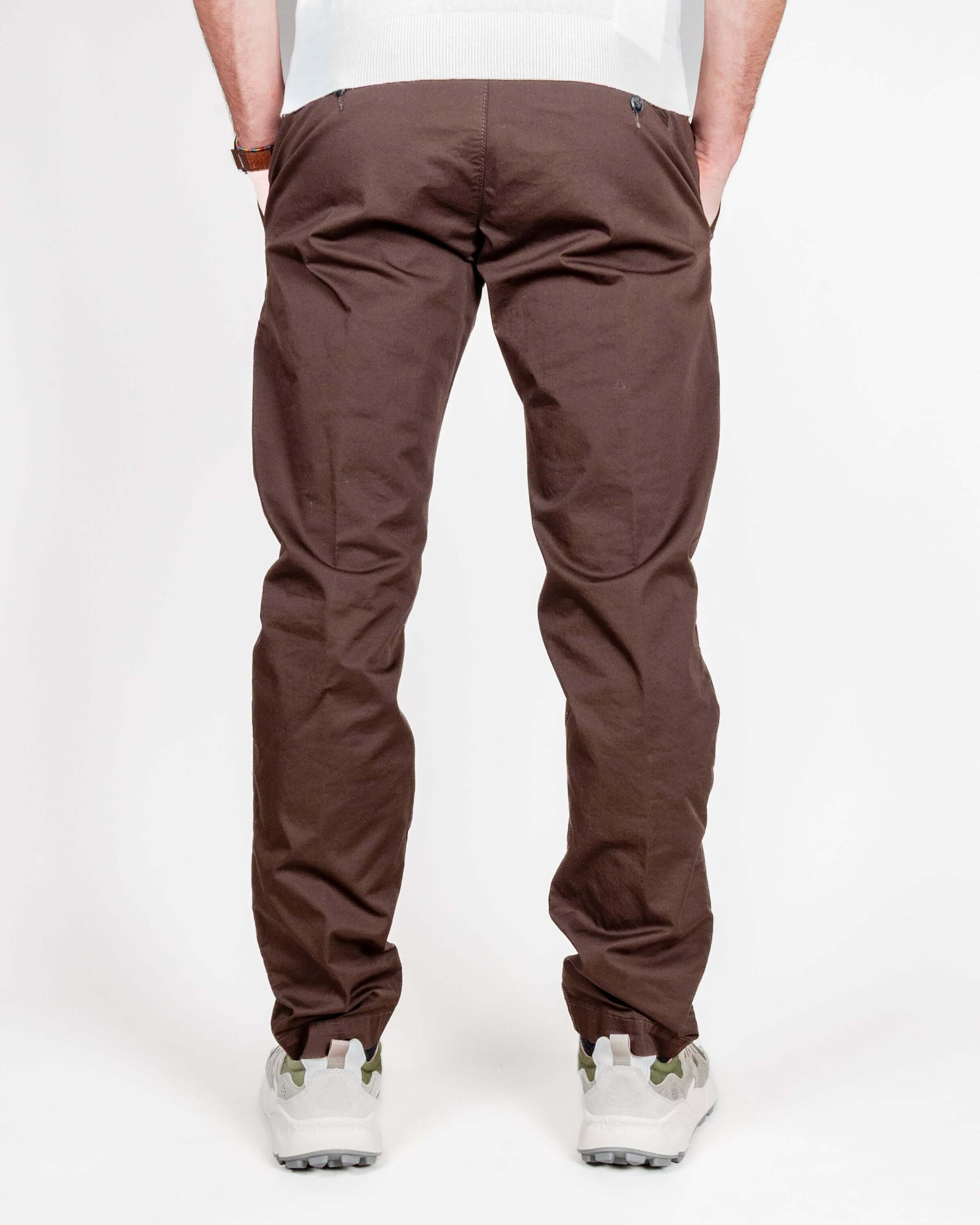 Pantalone slim fit cotone Officina 36, vista posteriore, modello indossa taglia 48, tessuto 98% cotone.
