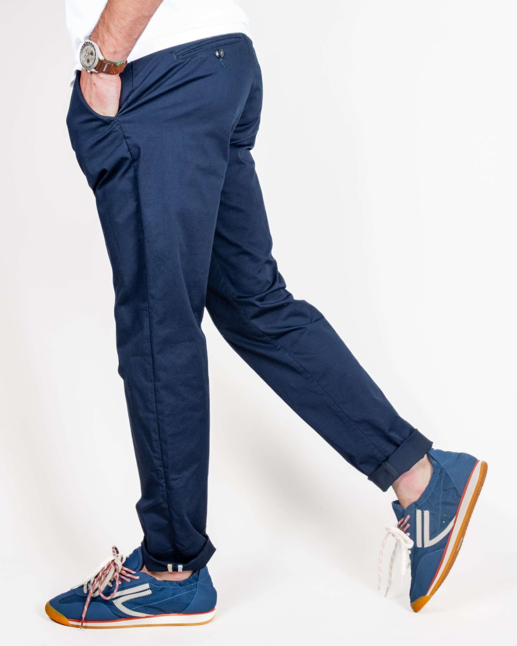 Pantalone slim fit cotone Officina 36 Leni Uomo Art. 02580A0213 indossato da un uomo in piedi con sneakers.
