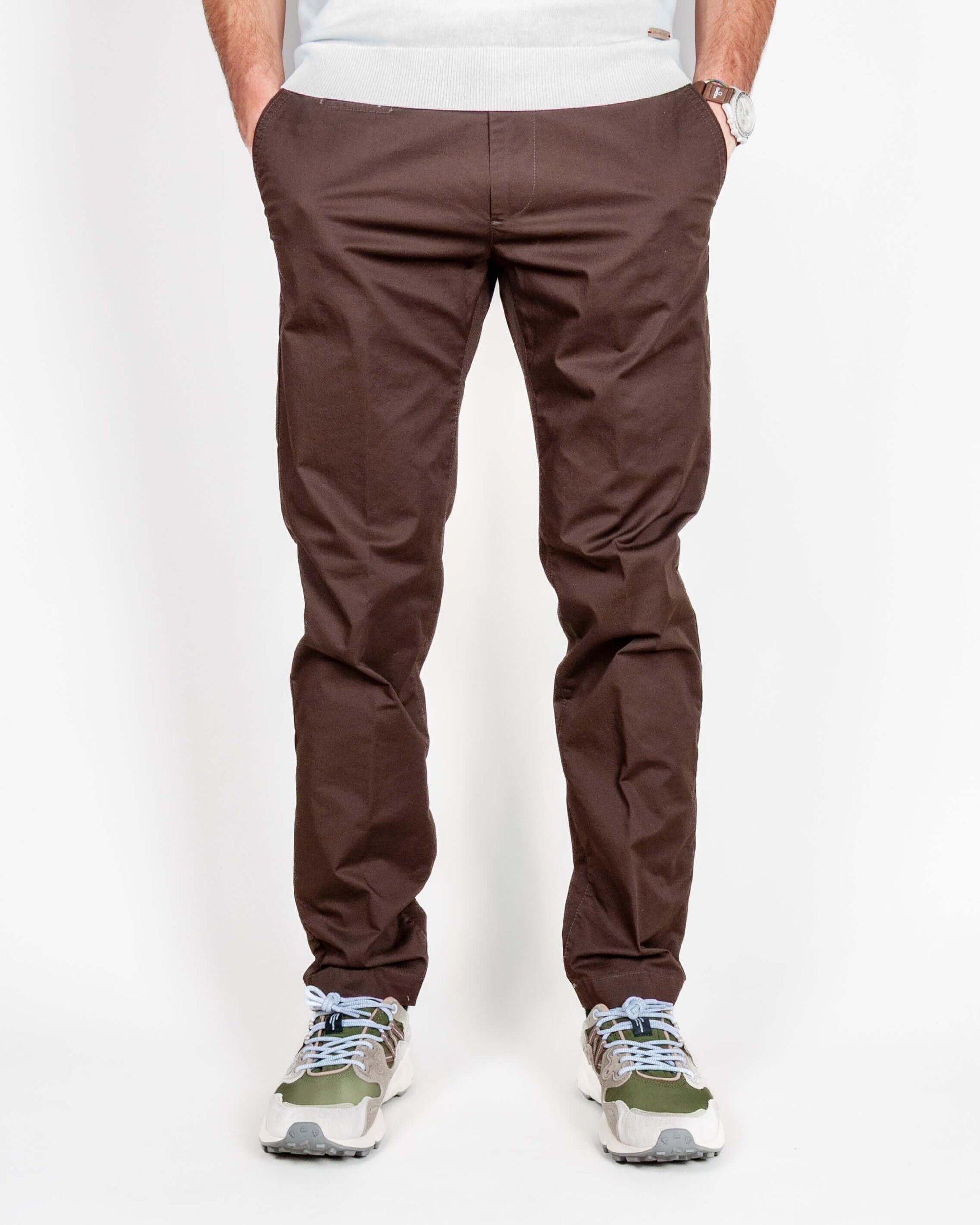 Pantalone slim fit cotone Officina 36 Leni Uomo Art. 02580A0213 indossato da un uomo in piedi con sneakers.