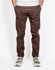 Pantalone slim fit cotone Officina 36 Leni Uomo Art. 02580A0213 indossato da un uomo in piedi con sneakers.