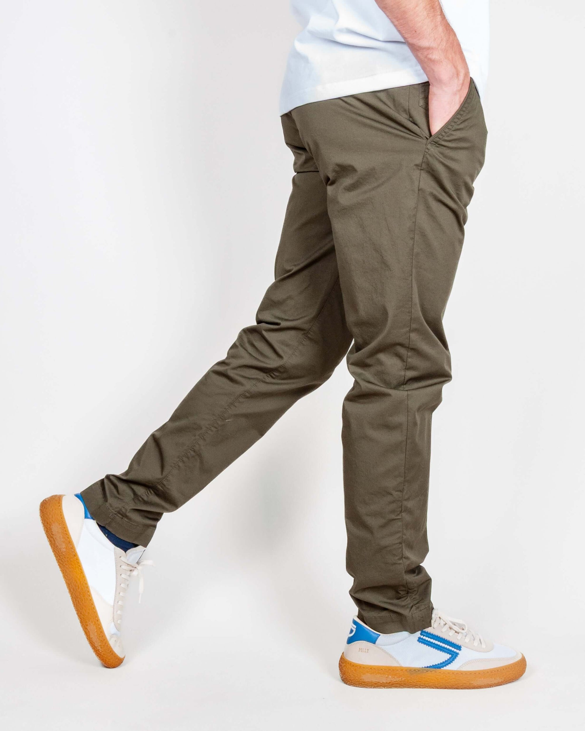 Pantalone slim fit cotone Officina 36 Leni Uomo Art. 02580A0213 indossato da uomo in movimento con scarpe bianche.