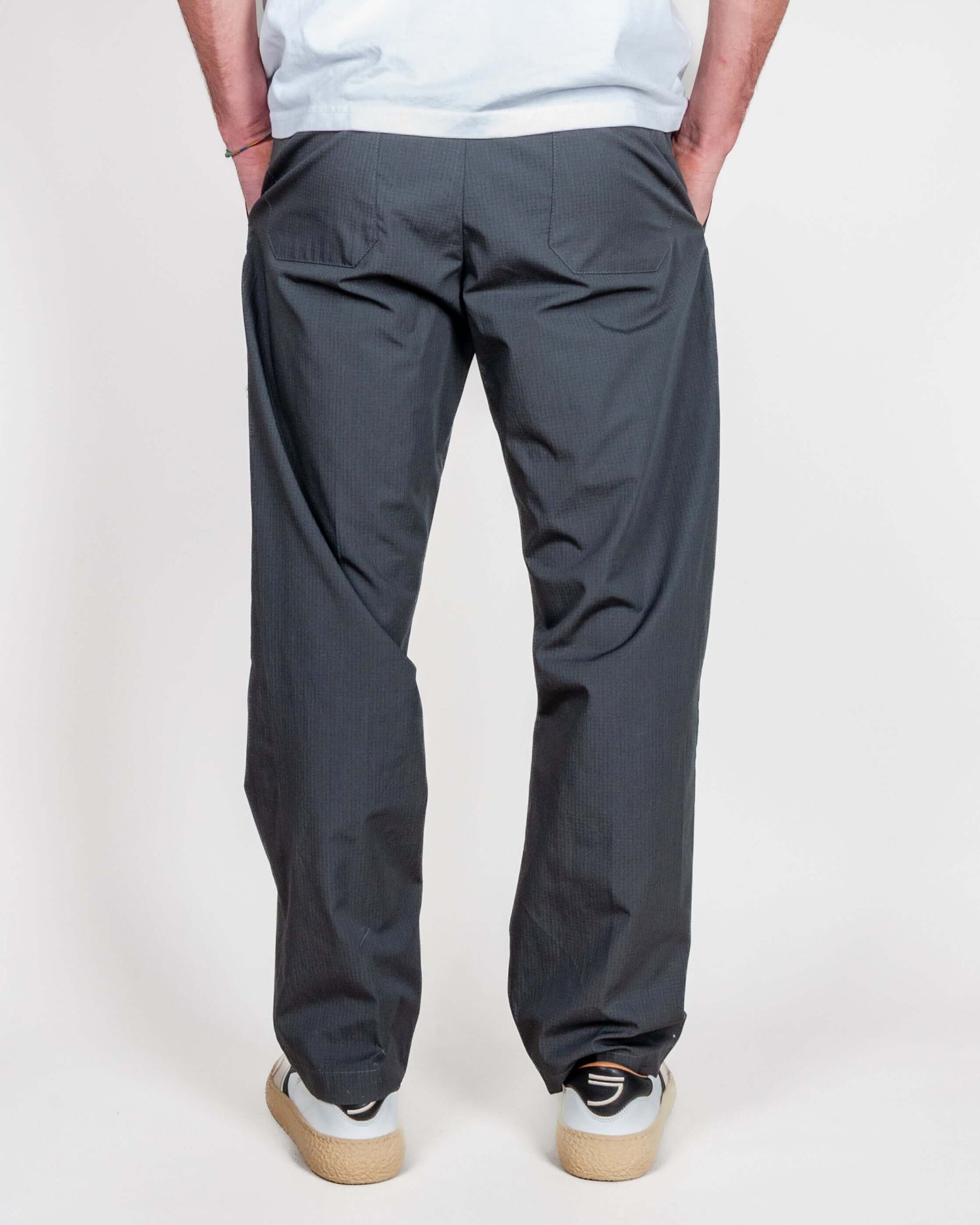 Pantalone tela Ripstop Officina 36 Uomo visto da dietro, taglia 48, colore grigio, realizzato in 100% cotone.