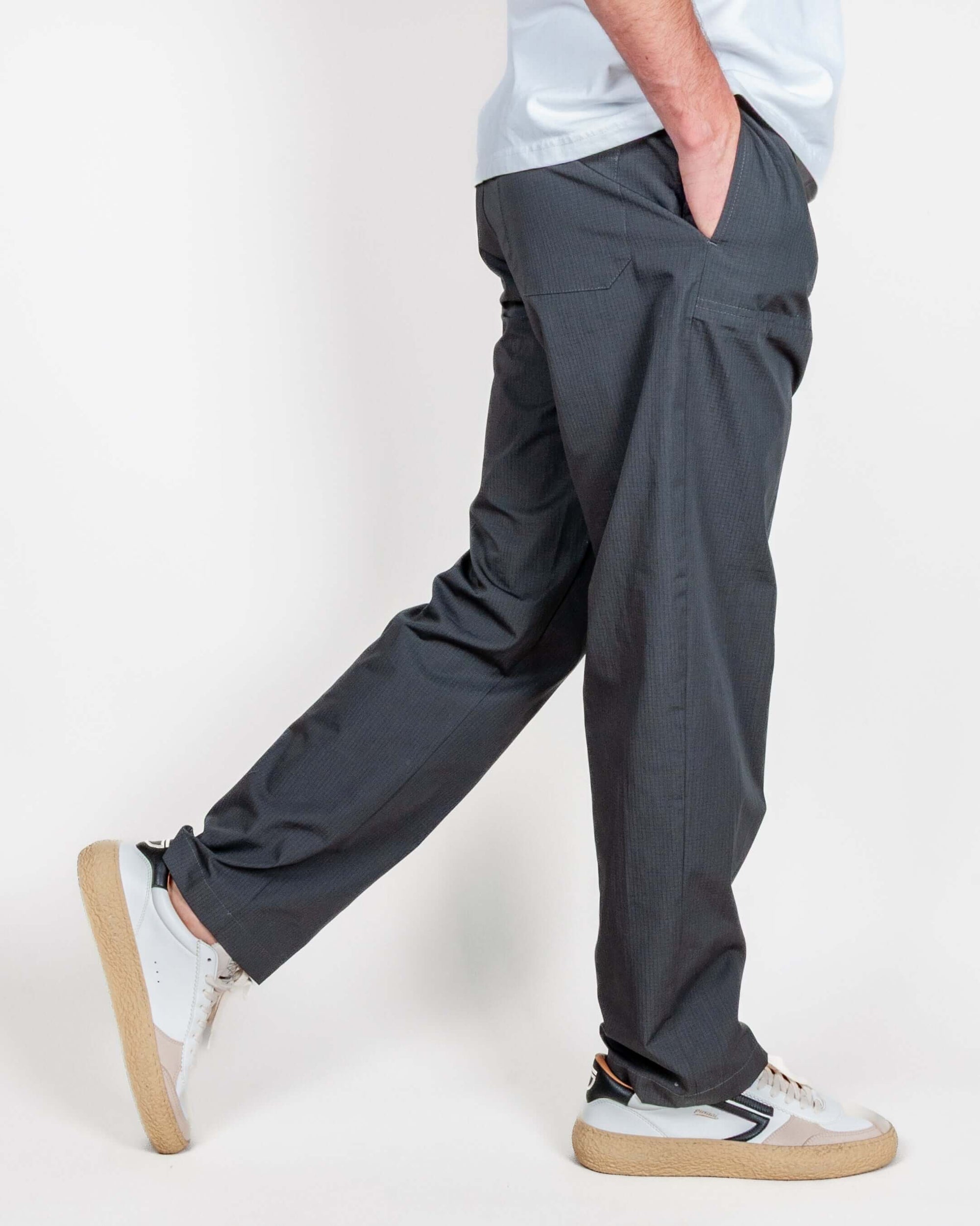 Uomo che indossa pantalone tela Ripstop Officina 36, realizzato in 100% cotone, taglia 48.