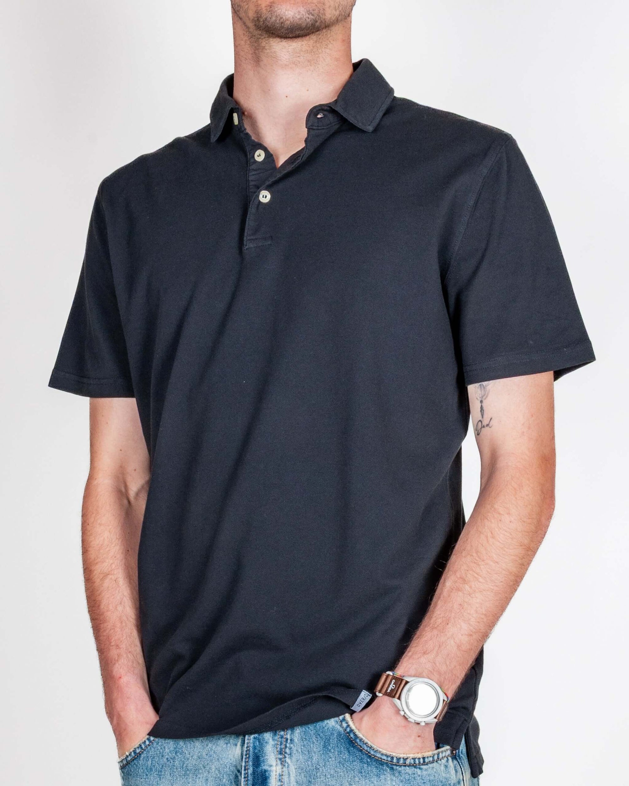 Polo manica corta Piquet tinto capo Over D Art indossata da uomo in taglia L, con tessuto 100% cotone.