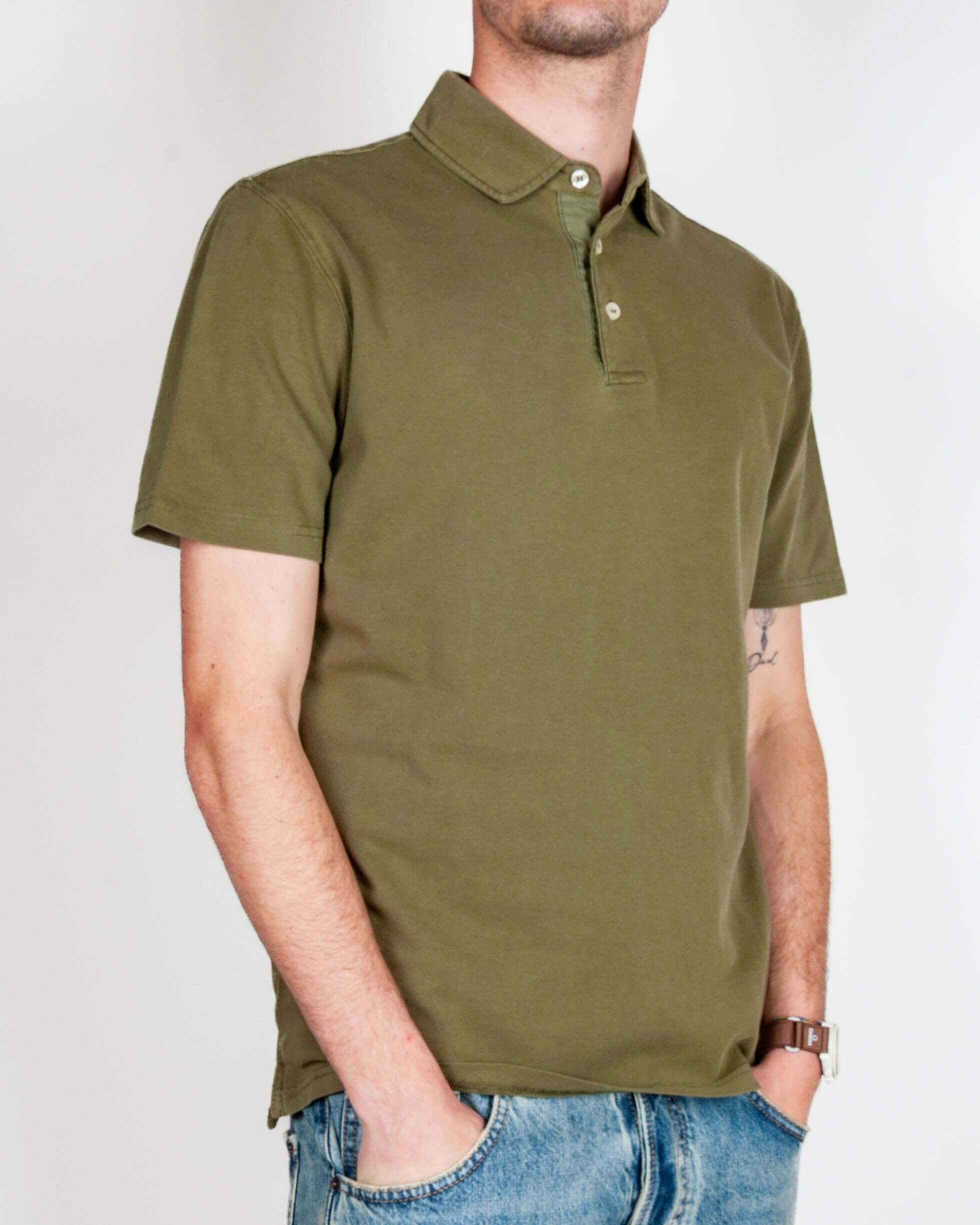 Polo manica corta Piquet tinto capo Over D Art indossata da modello con taglia L, tessuto in 100% Cotone.