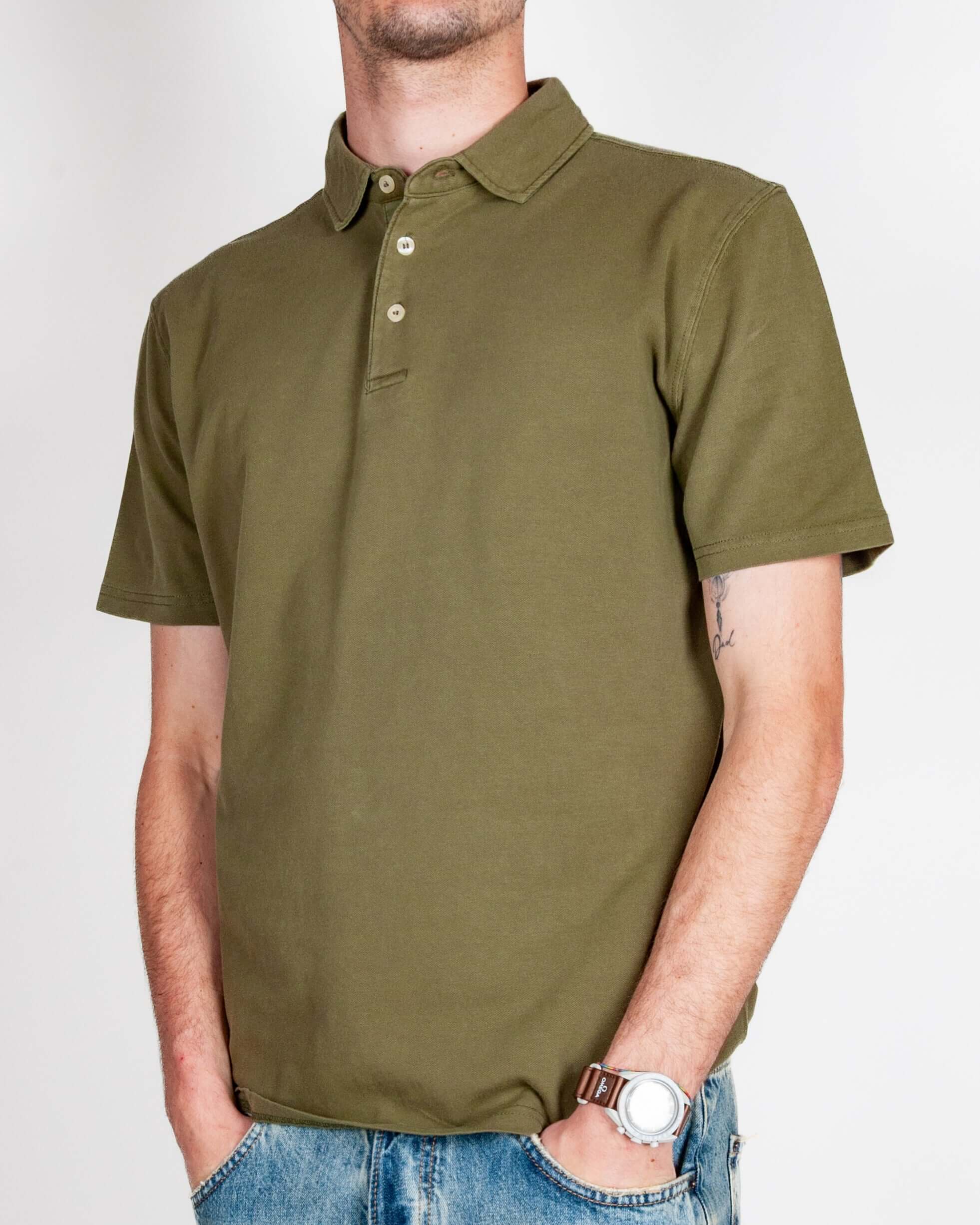 Polo manica corta Piquet tinto capo Over D Art, indossato da un uomo in taglia L, colore verde oliva.