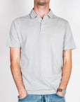 Polo manica corta Piquet color grigio chiaro indossata da uomo, taglia L.