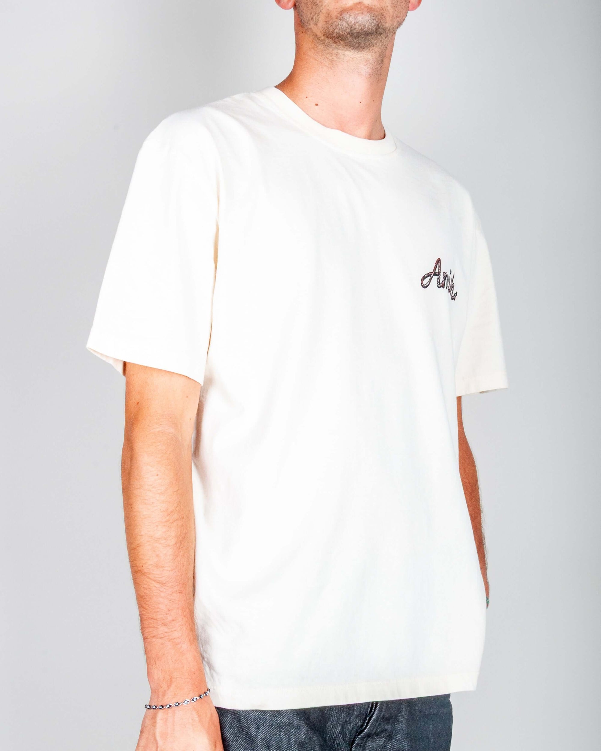 T-shirt arte cowgirl Amish, modello bianco con ricamo, ideale per uno stile casual e unico.