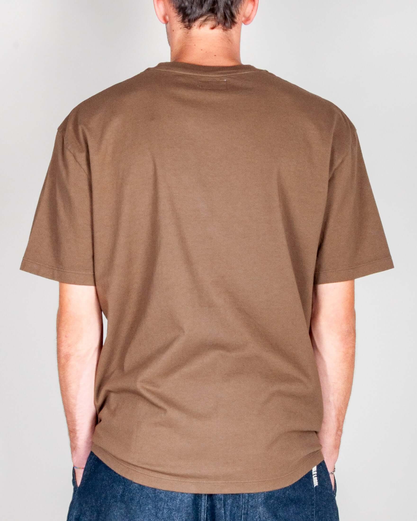 T-shirt arte fantasma Amish vista posteriore, modello indossa taglia M, in cotone al 100%.