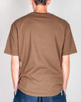 Back view of a man wearing a brown t-shirt amish, showcasing the relaxed fit and cotton fabric.