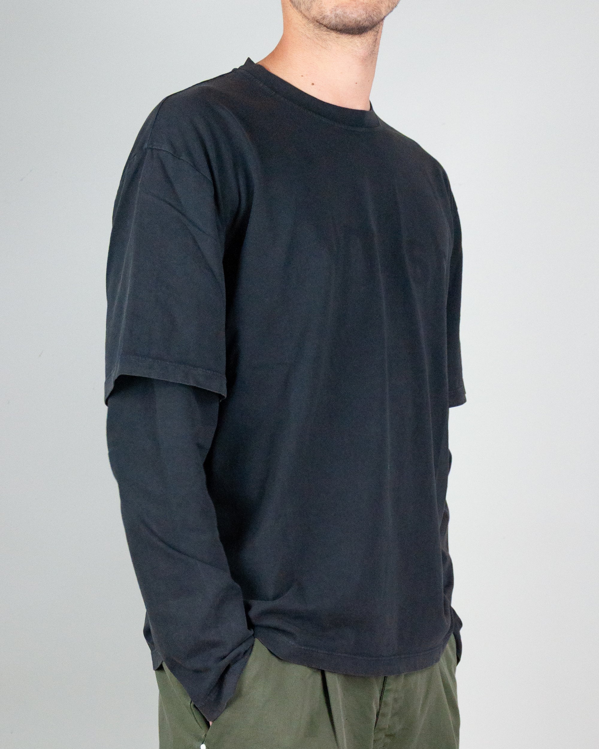T-shirt doppia manica in nero con maniche lunghe, stampa tono su tono, modello Art. AMU145CN202154.