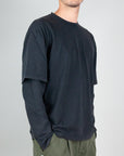 T-shirt doppia manica in nero con maniche lunghe, stampa tono su tono, modello Art. AMU145CN202154.
