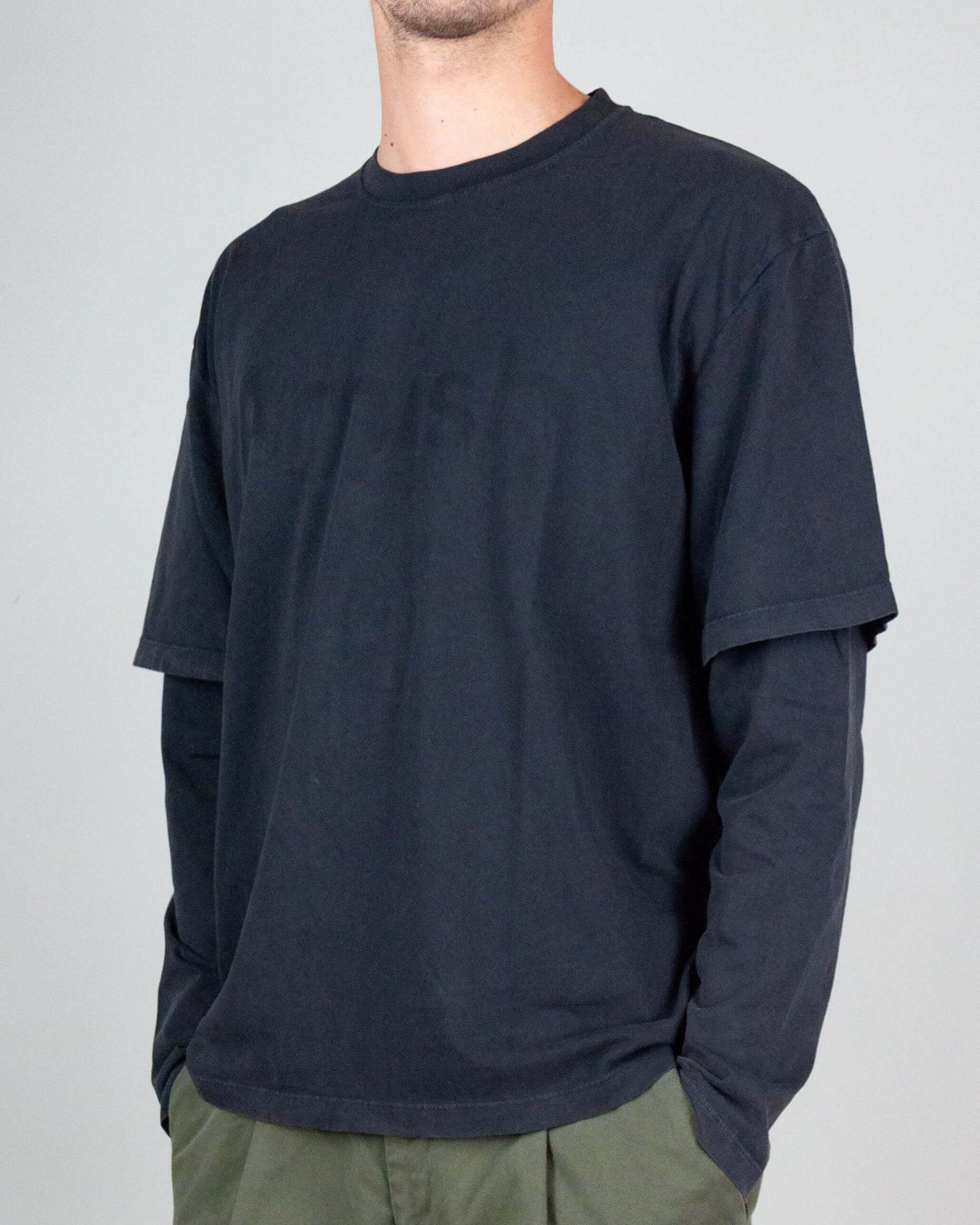 T-shirt doppia manica Amish con stampa tono su tono, indossato da un modello.