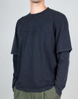 T-shirt doppia manica Amish con stampa tono su tono, indossato da un modello.