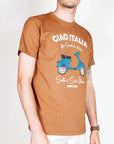 T-shirt SuperCulture Ciao Italia con stampa di scooter, indossato da un modello in taglia L.